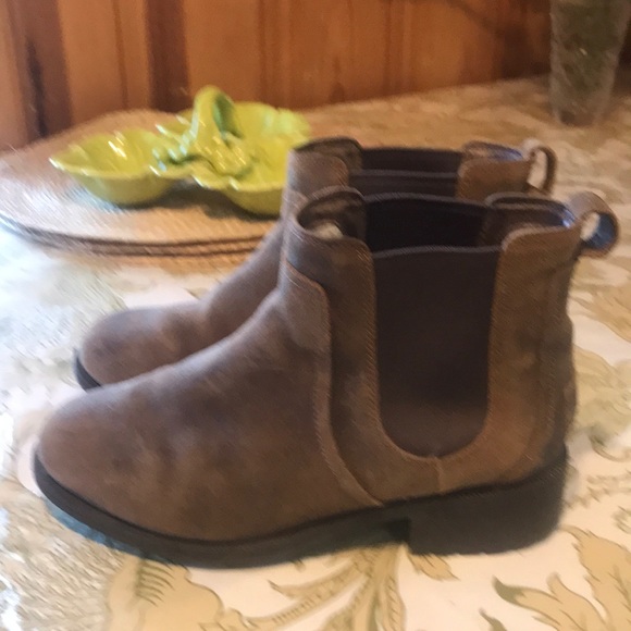 UGG Chelsea Boot, Size 7, Brown, very good condition - Picture 2 of 7